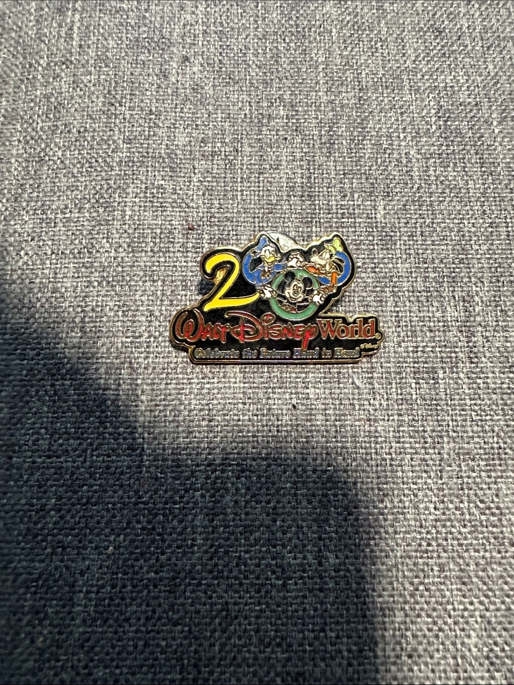 Disney Pin From 2000 NWOT - Picture 3 of 3